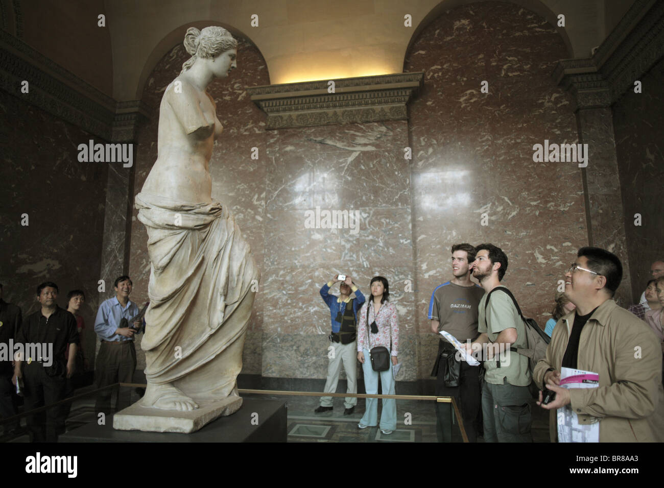 Menschen betrachten die Venus von Milo im Louvre Museum in Paris