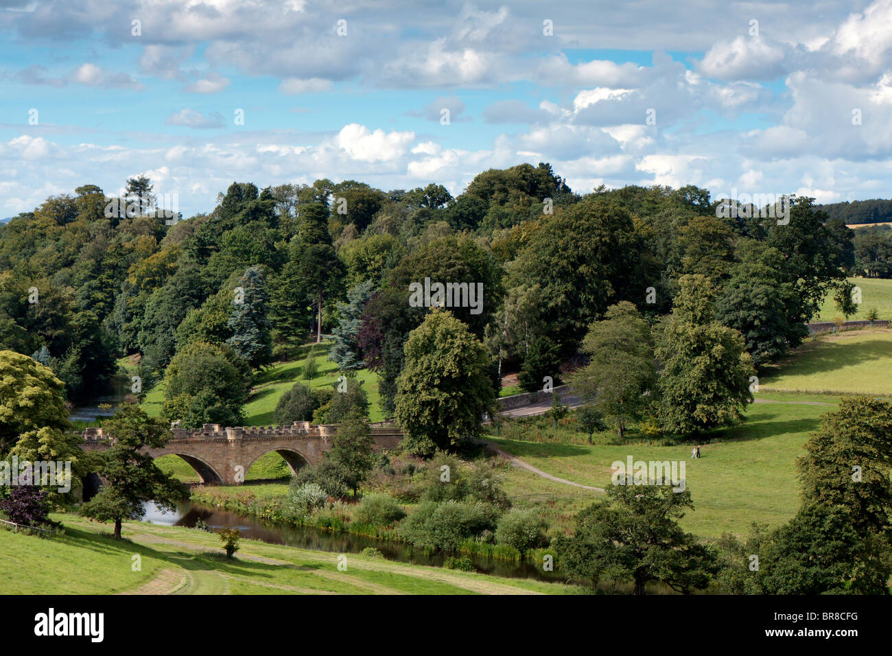 Brücke über den Fluss Aln auf dem Gelände von Alnwick castle Stockfoto