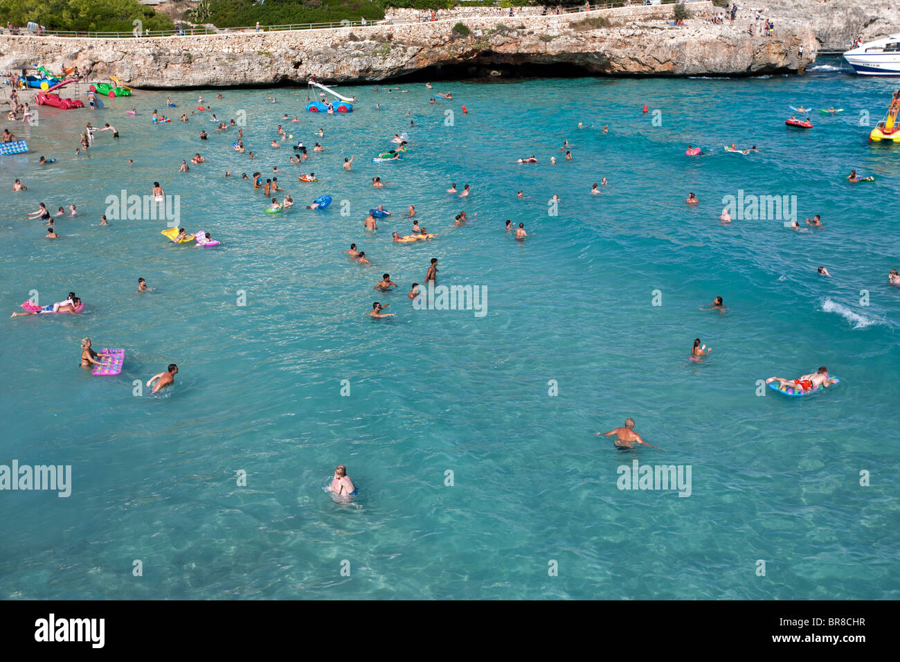 Touristen im Meer zu schwimmen. Strand Cala Domingos. Insel Mallorca-Spanien Stockfoto