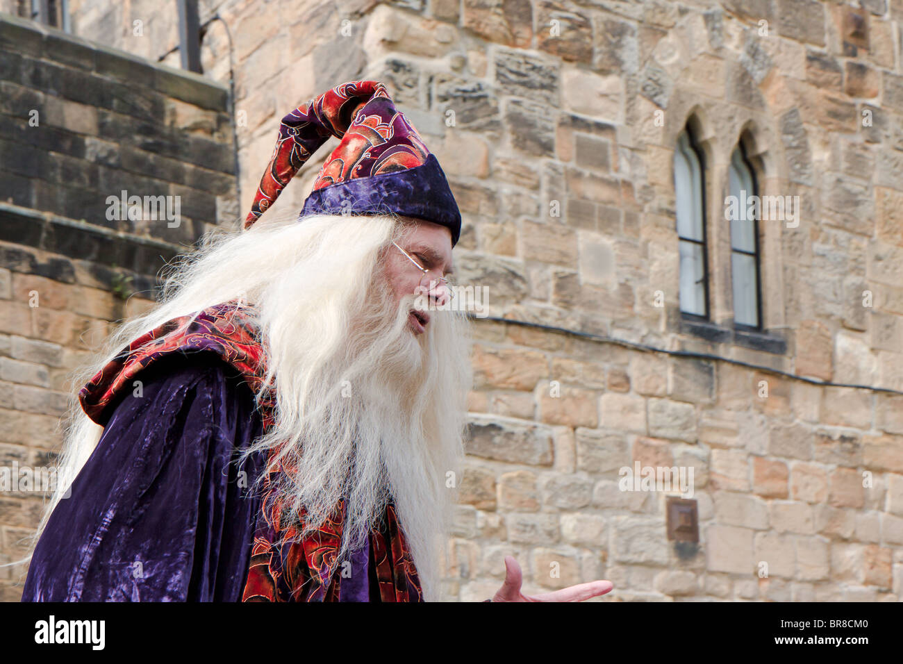 Dumbledore unterhalten die Massen an Alnwick Castle Stockfoto