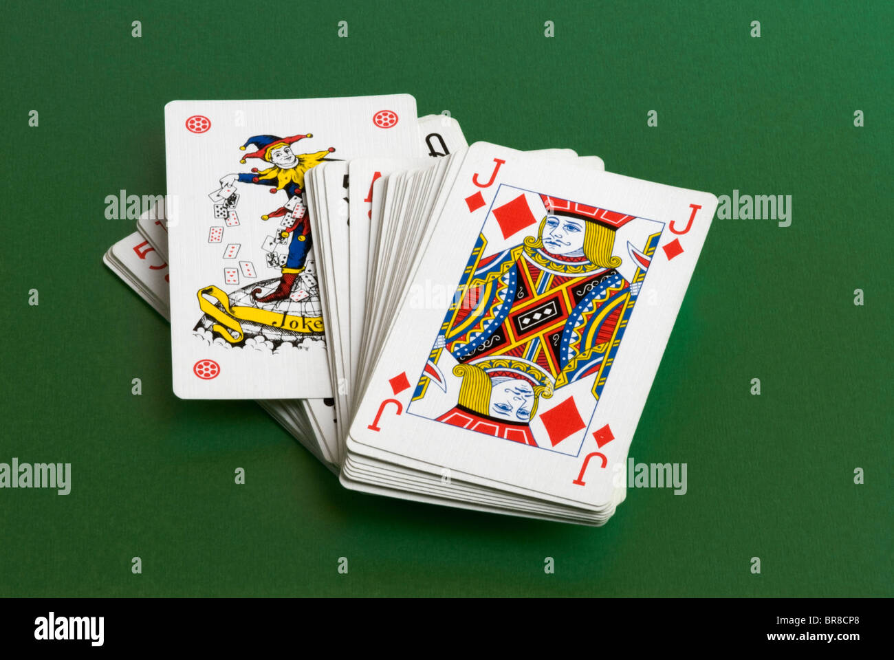 Spielkarten auf grünem Hintergrund. Stockfoto