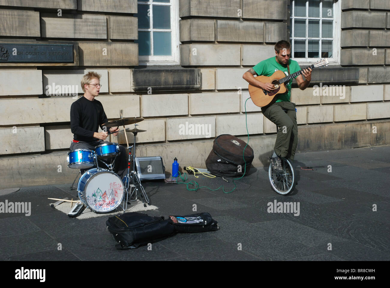 Straßenmusikanten führen, eine auf einem Einrad auf der High Street in Edinburgh, Schottland. Stockfoto