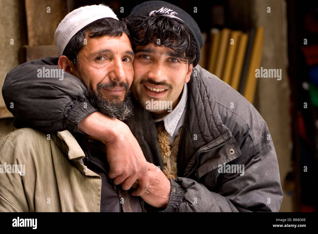 Zwei Männer umarmen in Kabul Afghanistan. Stockfoto