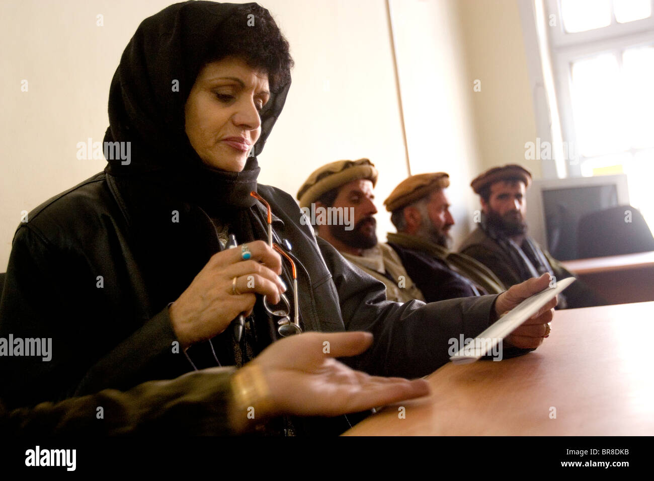 Frau besucht eine Kabul Provincial Council treffen, wo sie ein gewählter Beamter ist. Stockfoto