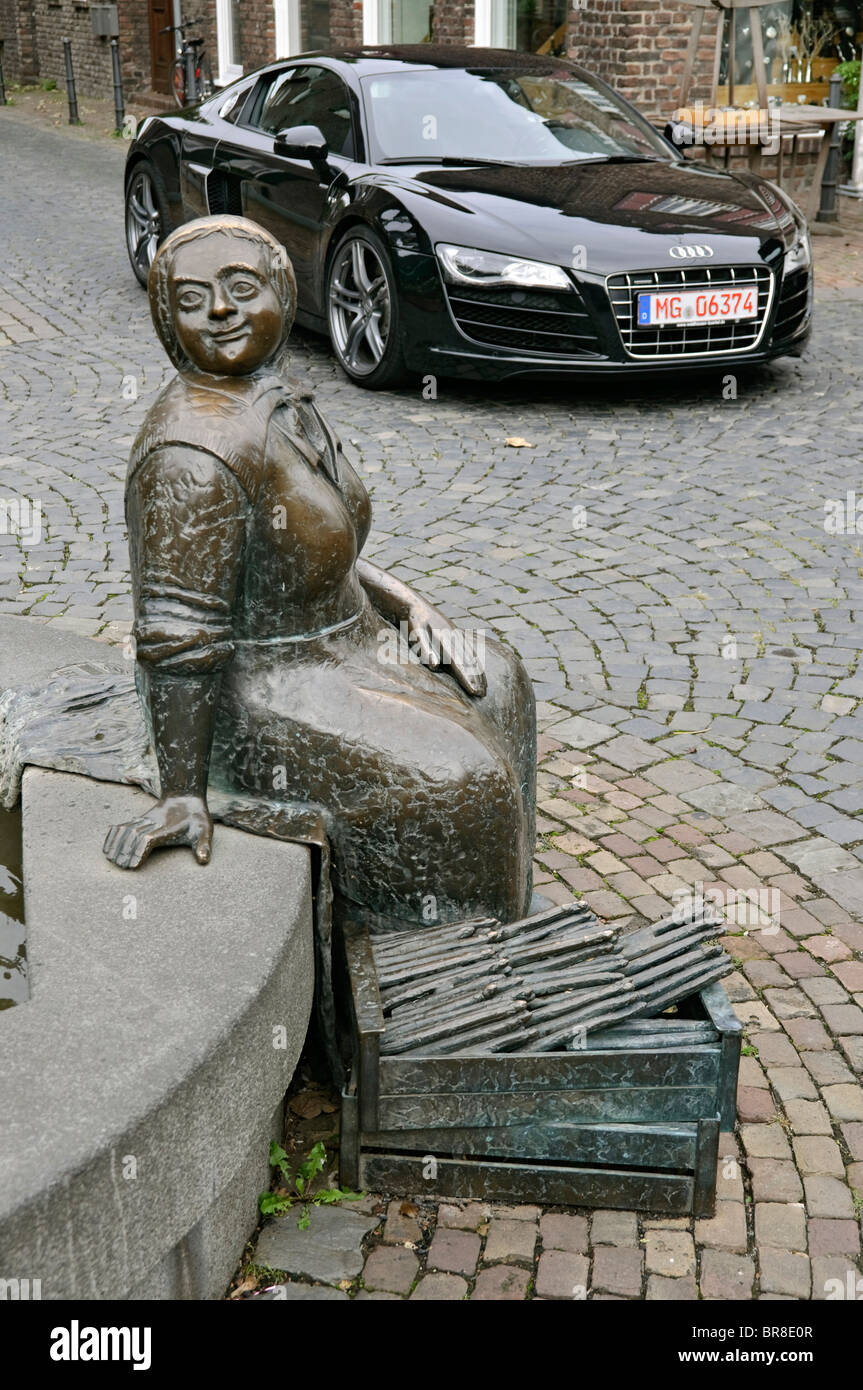 Bronzefigur auf dem Brunnen "Marktbrunnen" in Meerbusch Lank-Latum, NRW, Deutschland. Stockfoto