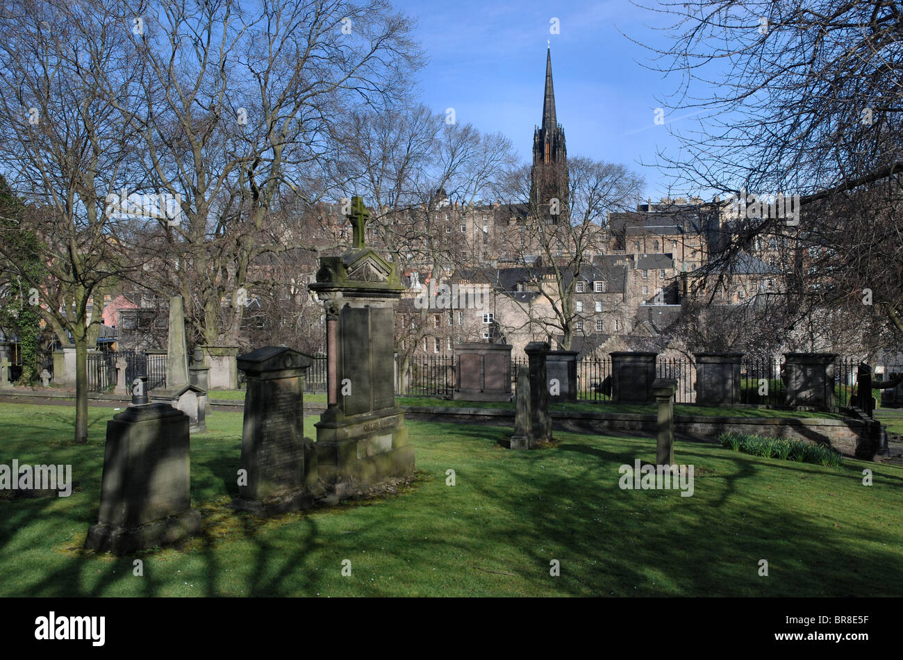 Blauer Himmel und niedrigen Schatten an einem Frühlingstag in Greyfriars Kirkyard, Edinburgh, Schottland. Stockfoto