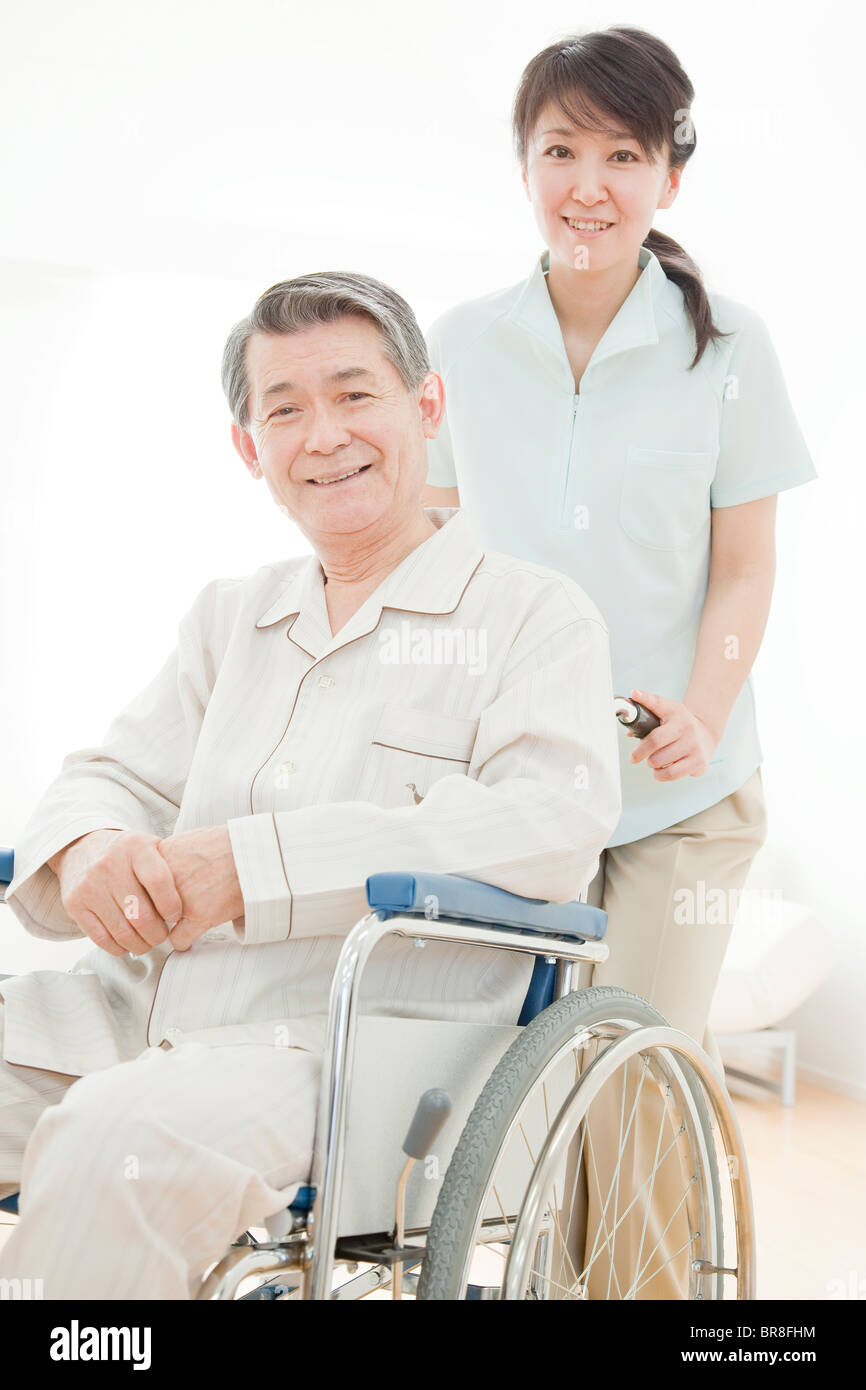 Ältere Menschen Rollstuhl und Care Worker Stockfoto