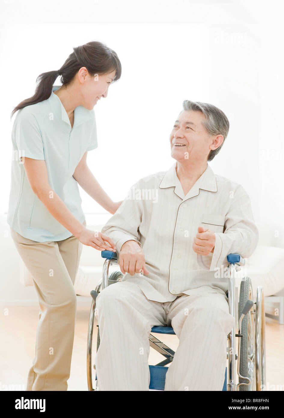 Ältere Menschen Rollstuhl und Care Worker Stockfoto