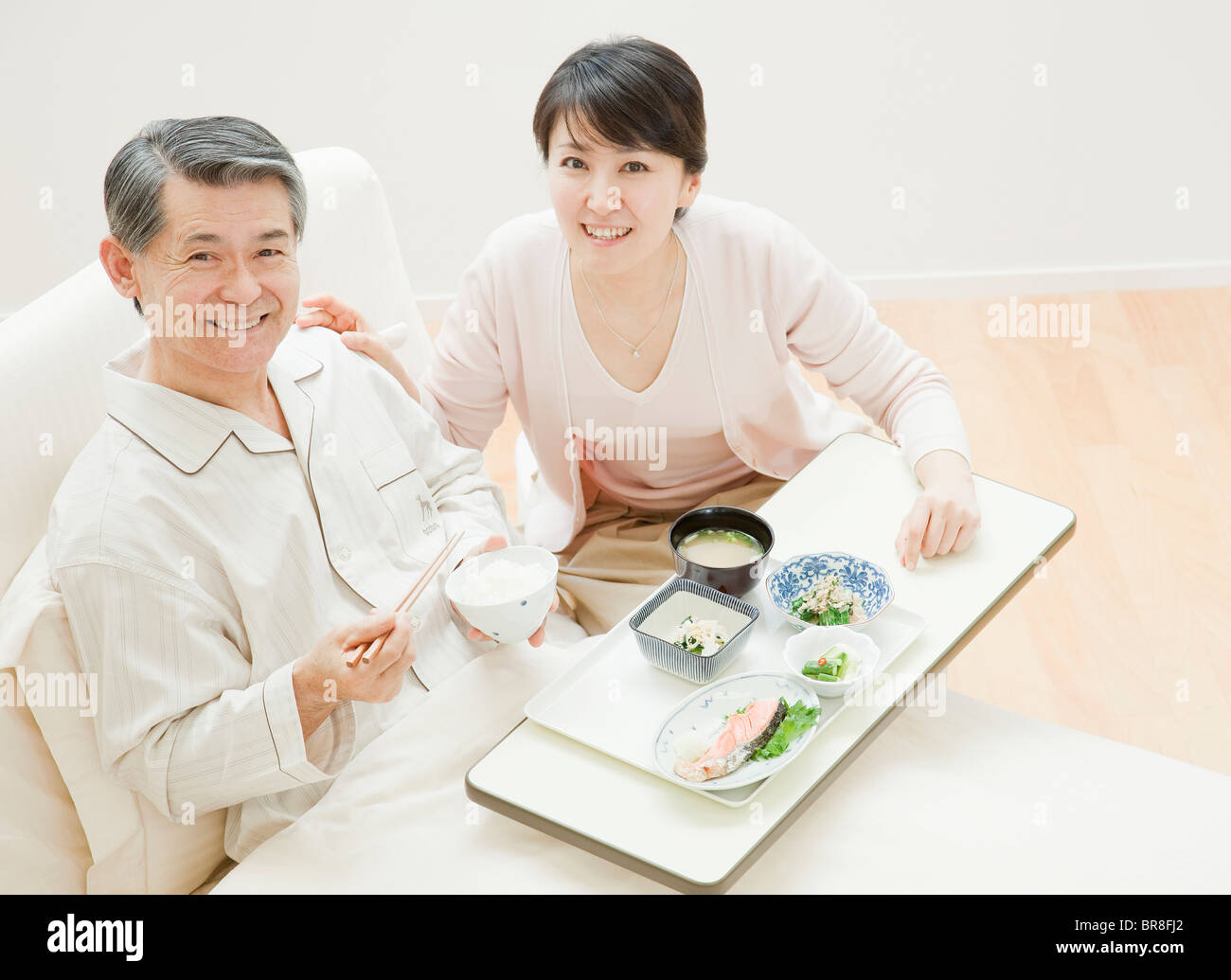 Vater Und Tochter Im Bett Vater und Tochter in Essen im Bett Stockfotografie - Alamy