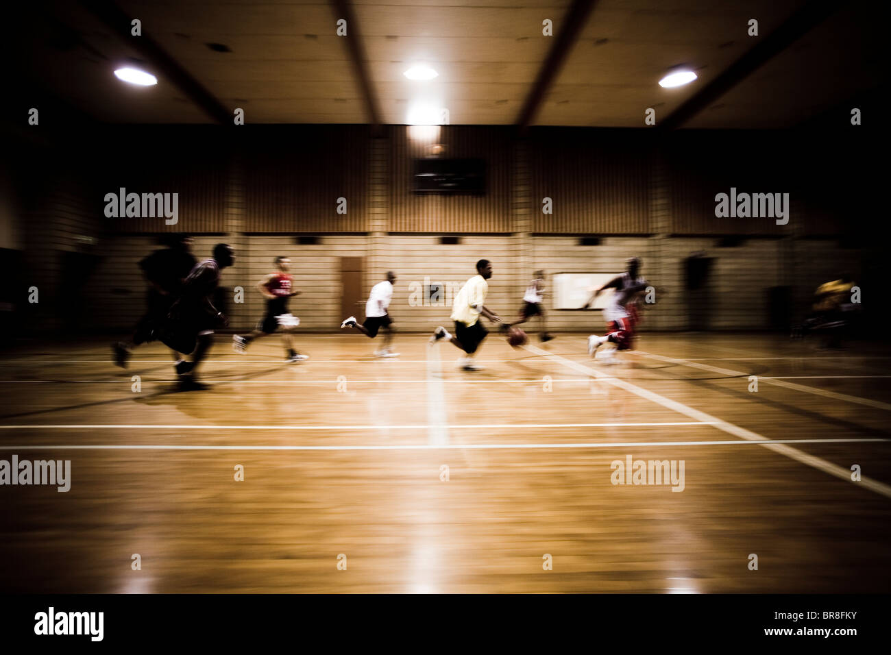 Gruppe von Jungs in einer innerstädtischen Turnhalle Basketball zu spielen. Stockfoto