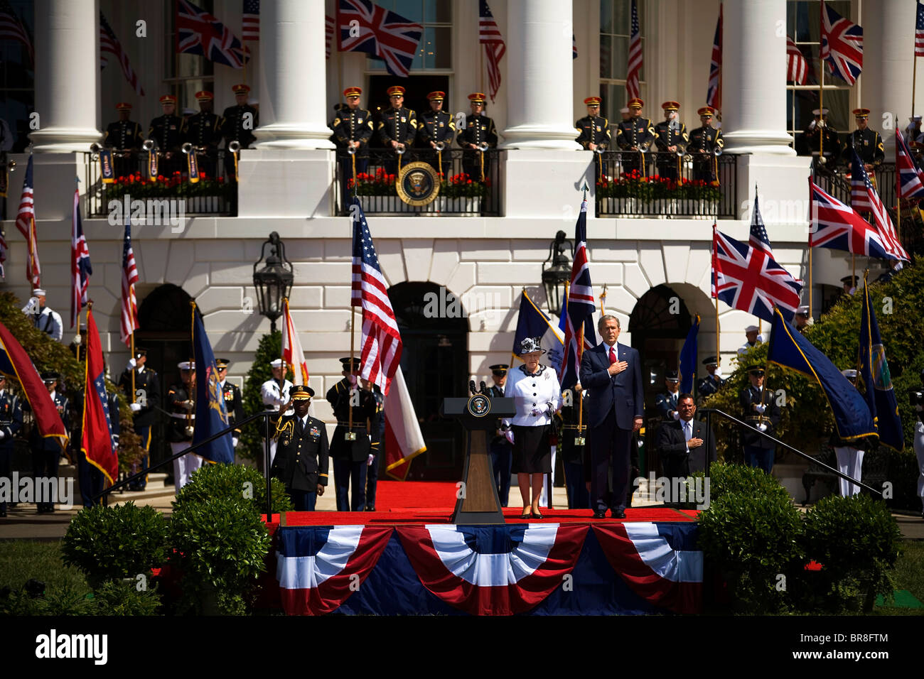Die britische Königin Elizabeth II ist herzlich eingeladen, im Weißen Haus in eine offizielle staatliche Ankunft von Präsident George W. Bush Stockfoto