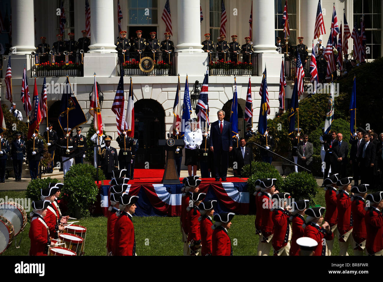 Die britische Königin Elizabeth II ist herzlich eingeladen, im Weißen Haus in eine offizielle staatliche Ankunft von Präsident George W. Bush Stockfoto