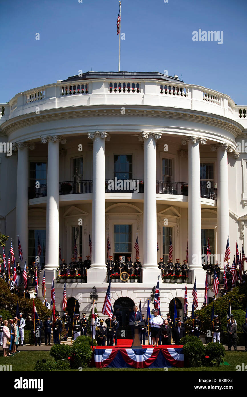 Die britische Königin Elizabeth II ist herzlich eingeladen, im Weißen Haus in eine offizielle staatliche Ankunft von Präsident George W. Bush Stockfoto