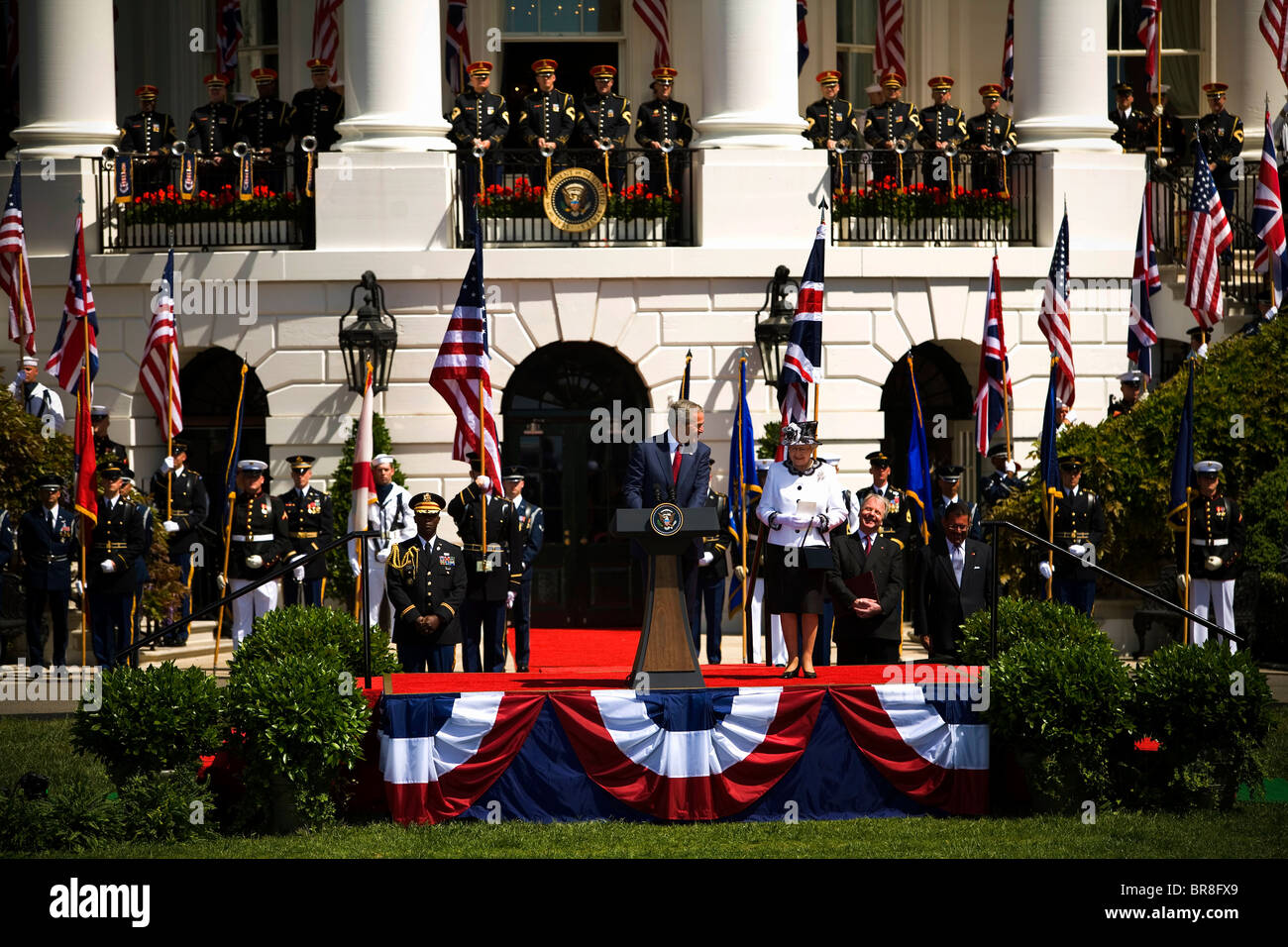 Die britische Königin Elizabeth II ist herzlich eingeladen, im Weißen Haus in eine offizielle staatliche Ankunft von Präsident George W. Bush Stockfoto