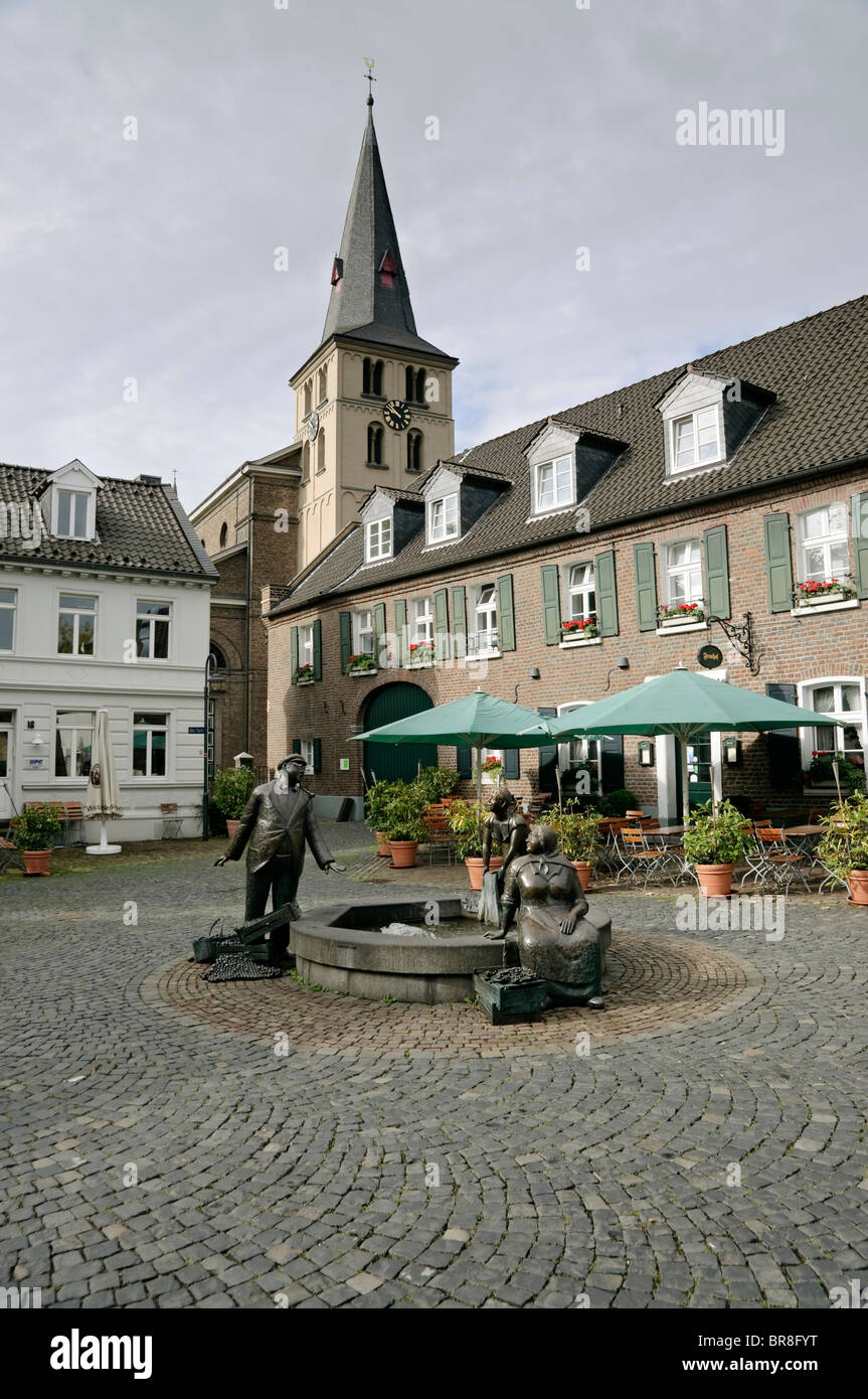 Alte Markt & Marktbrunnen mit Pfarrkirche, Meerbusch Lank-Latum, NRW, Deutschland. Stockfoto