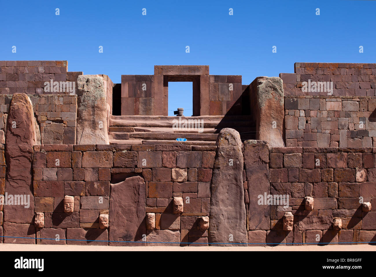 Ruinen von Tiwanaku: Versunkene Hofmauer Stockfoto