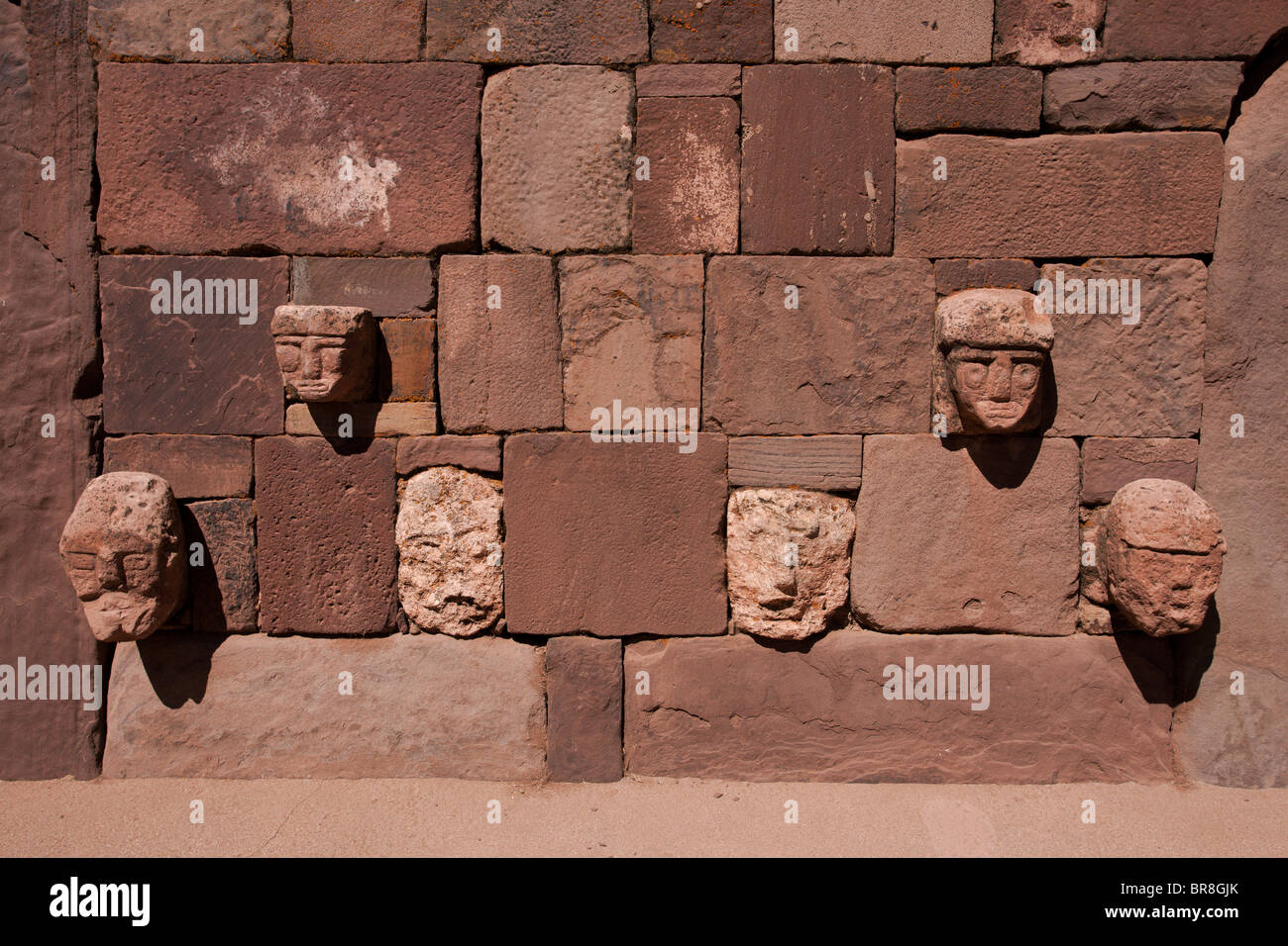 Ruinen von Tiwanaku: Versunkene Hofmauer Stockfoto