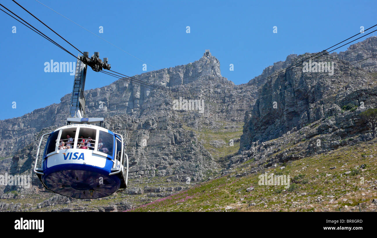 Touristen in der drehbaren Seilbahn am Table Mountain Kapstadt Südafrika. Stockfoto