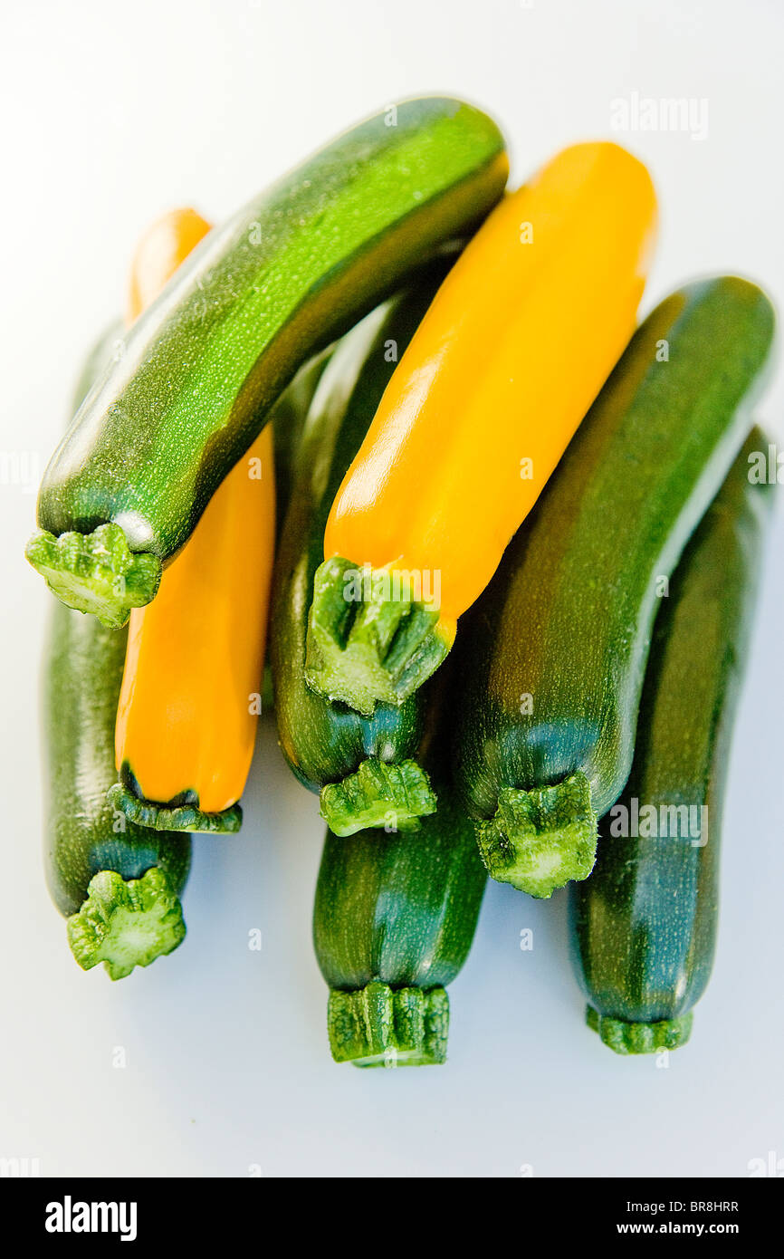 Grüne und gelbe Zucchini, Nahaufnahme, weißer Hintergrund Stockfoto