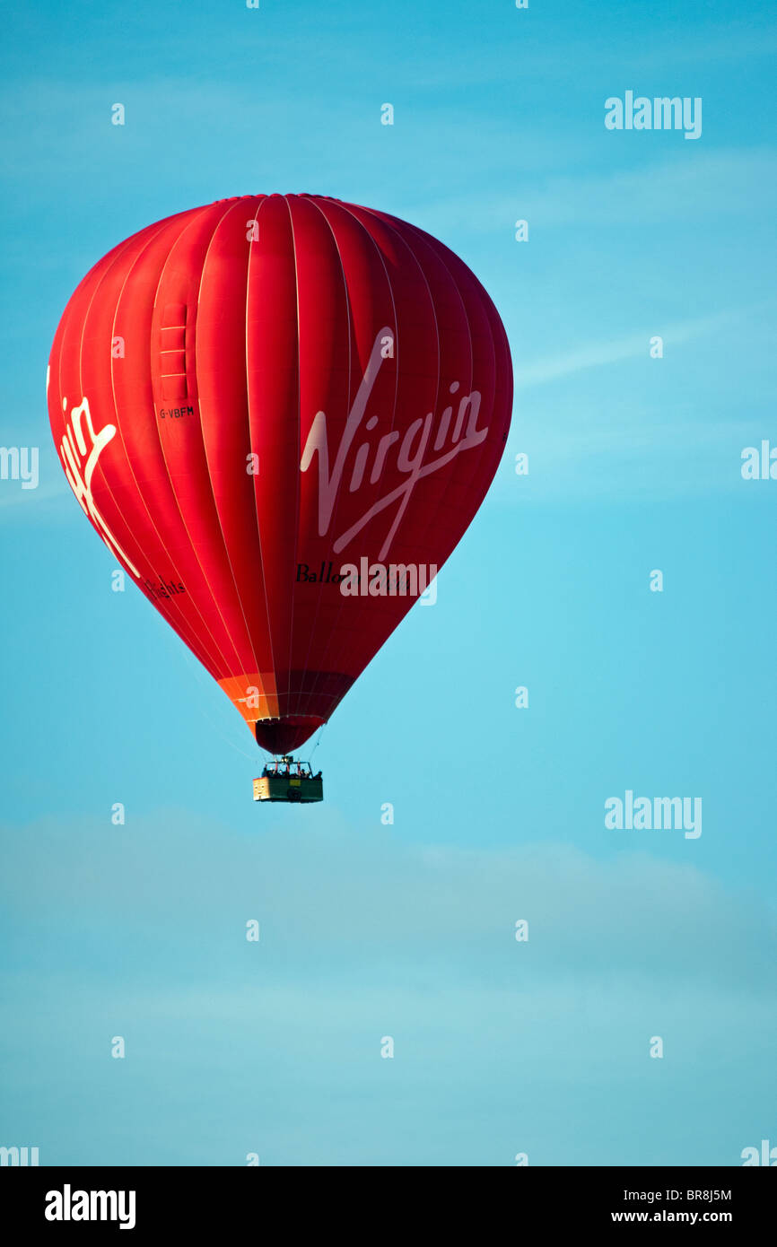 Eines der Jungfrau Heißluftballons in Godalming in Surrey gesehen Stockfoto