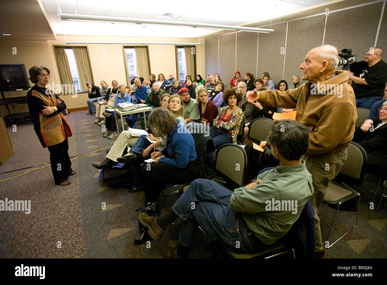 Eine Rednerin berichtet über die Krise in Darfur an der Portland State University Portland Oregon. Stockfoto