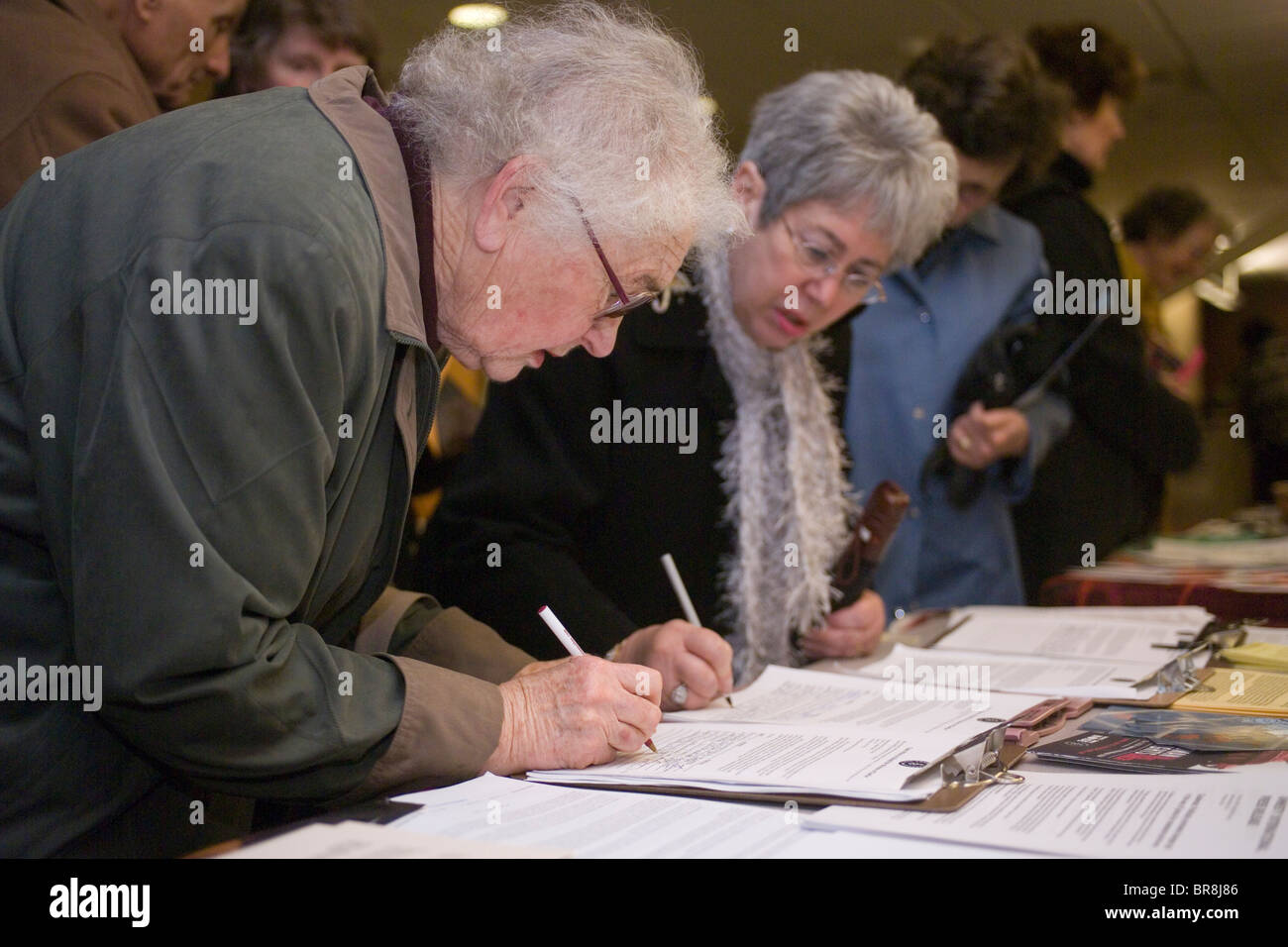 Die Teilnehmer der Woche „Völkermord Awareness“ unterzeichnen Petitionen beim Weißen Haus der Portland State University Portland Oregon. Stockfoto