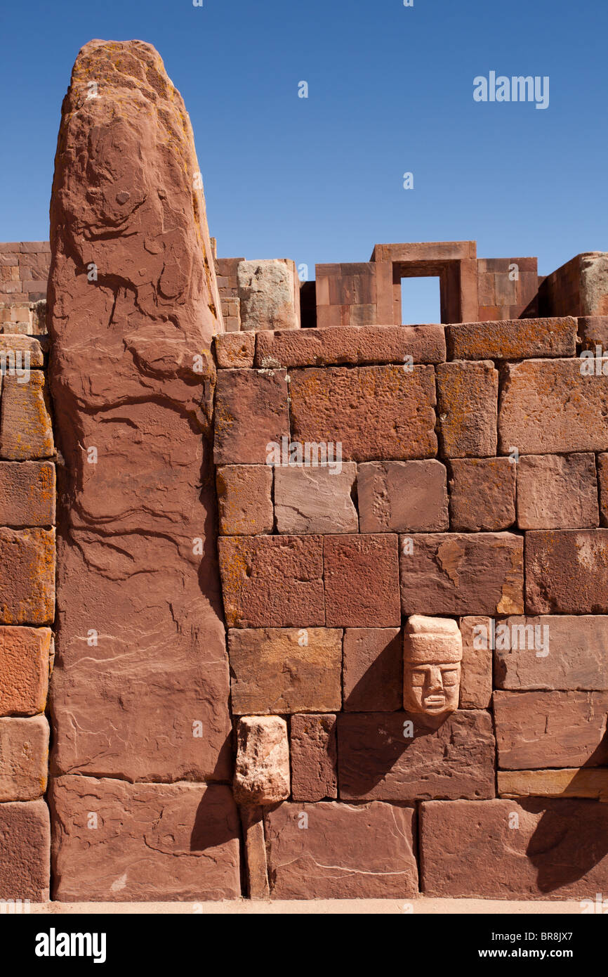 Ruinen von Tiwanaku: Versunkene Hofmauer Stockfoto