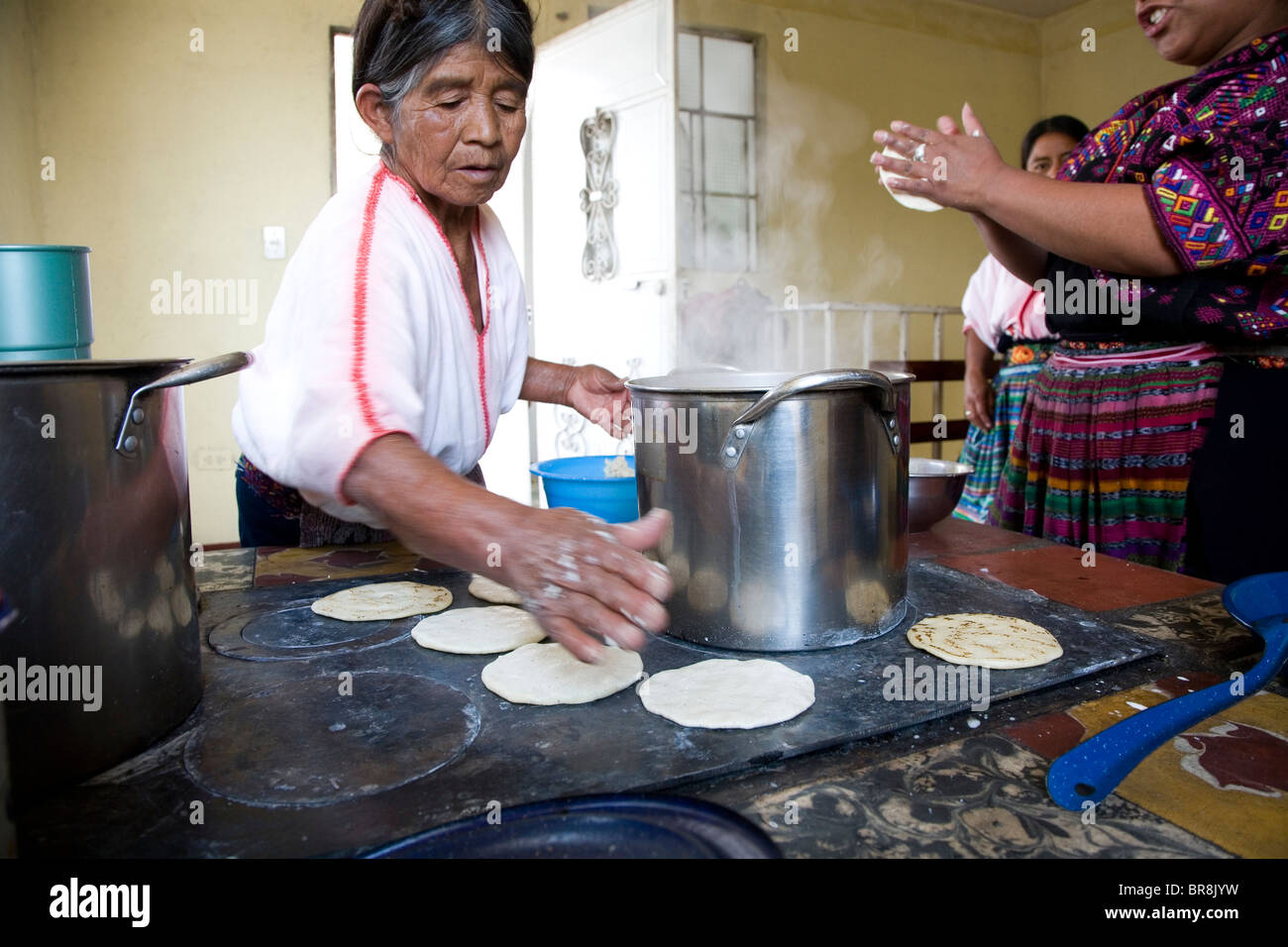 Eine ältere Frau bereitet Tortillas zum Mittagessen. Stockfoto