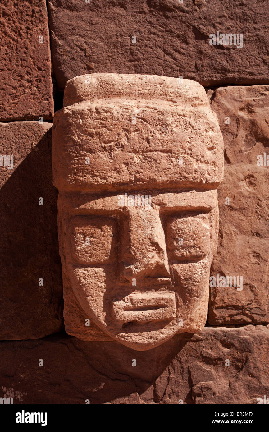 Ruinen von Tiwanaku: Versunkene Hofmauer: geschnitzt Tenon-Steinkopf Stockfoto