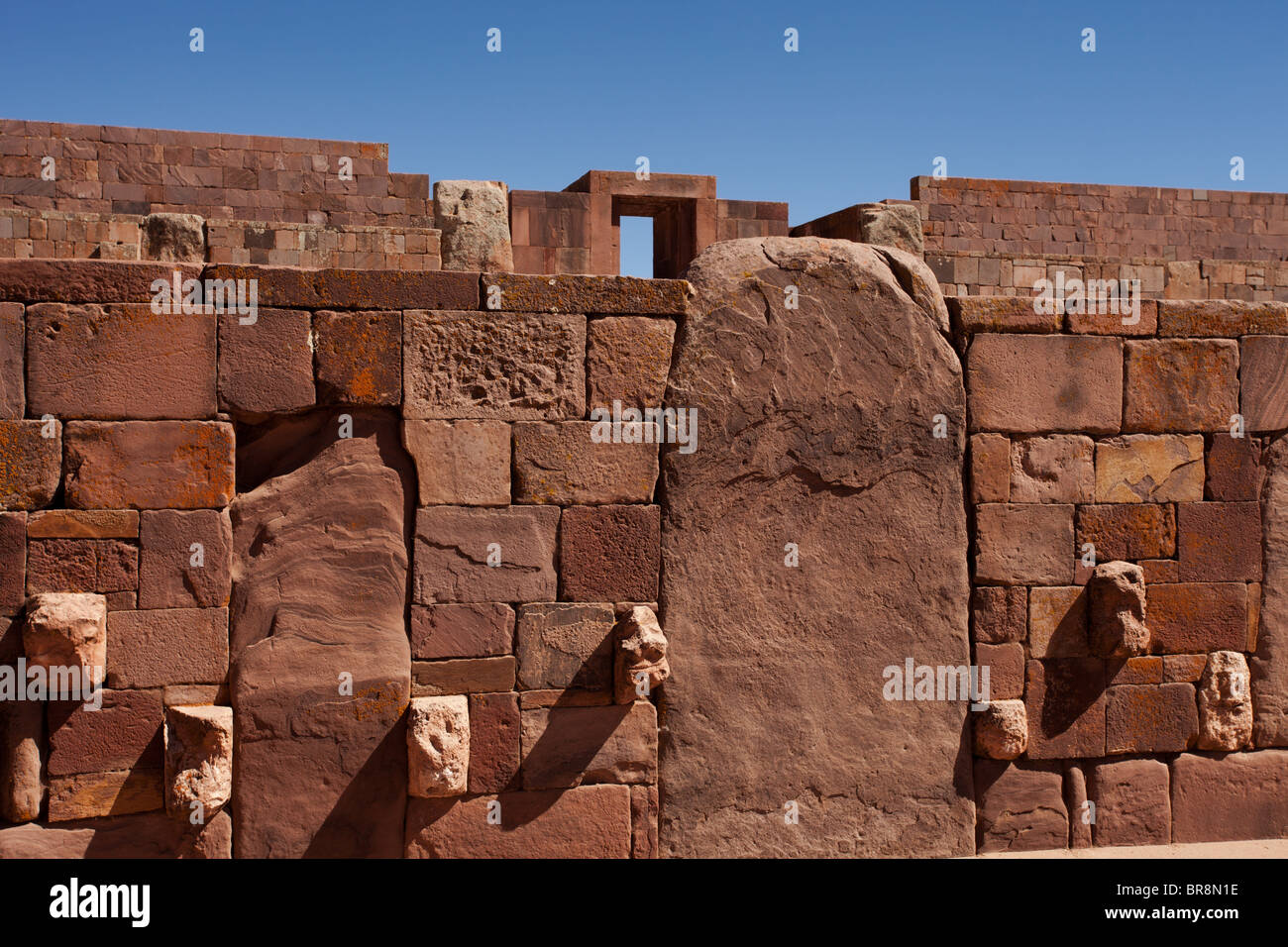 Ruinen von Tiwanaku: Versunkene Hofmauer Stockfoto