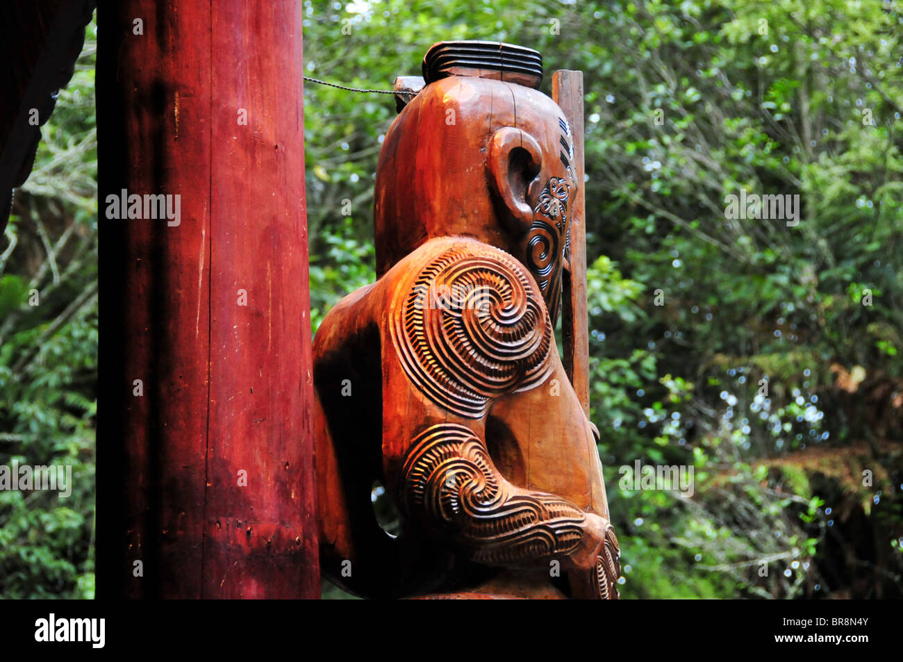 Neuseeland, Nordinsel, Rotorua, die Te Puia geothermische Kulturerlebnis, traditionelle Holzschnitzerei detail Stockfoto