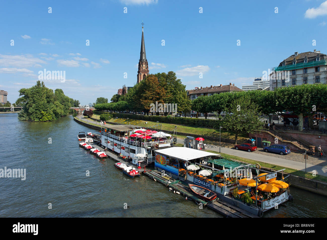 Boot-Restaurant am Flussufer, Frankfurt-Sachsenhausen, Frankfurt Am Main, Hessen, Deutschland Stockfoto