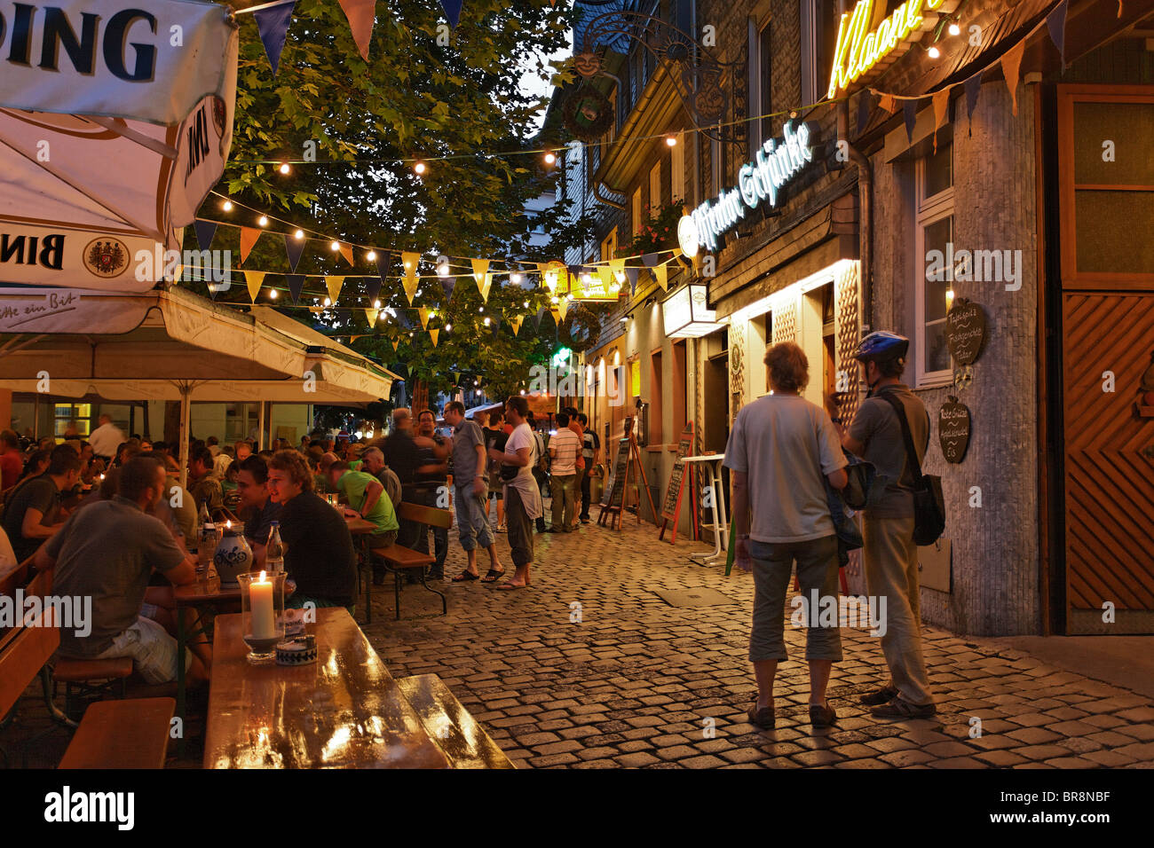 Gäste in einem Apfel Wein Pub, Alt-Sachsenhausen, Frankfurt Am Main, Hessen, Deutschland Stockfoto