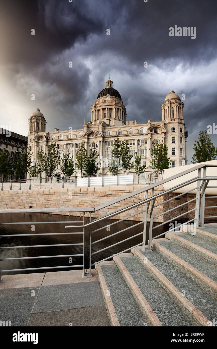 Eine dramatische Gewitterhimmel über den Port of Liverpool Building in Liverpool Stockfoto