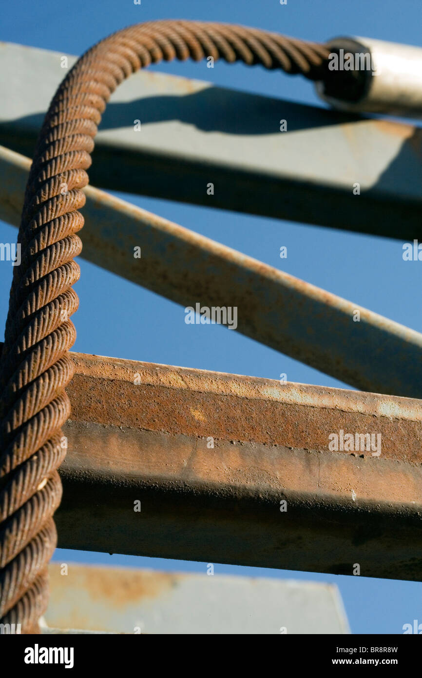 Biegung verrostet Stahlseil ruhte auf einem Metallrahmen Stockfoto