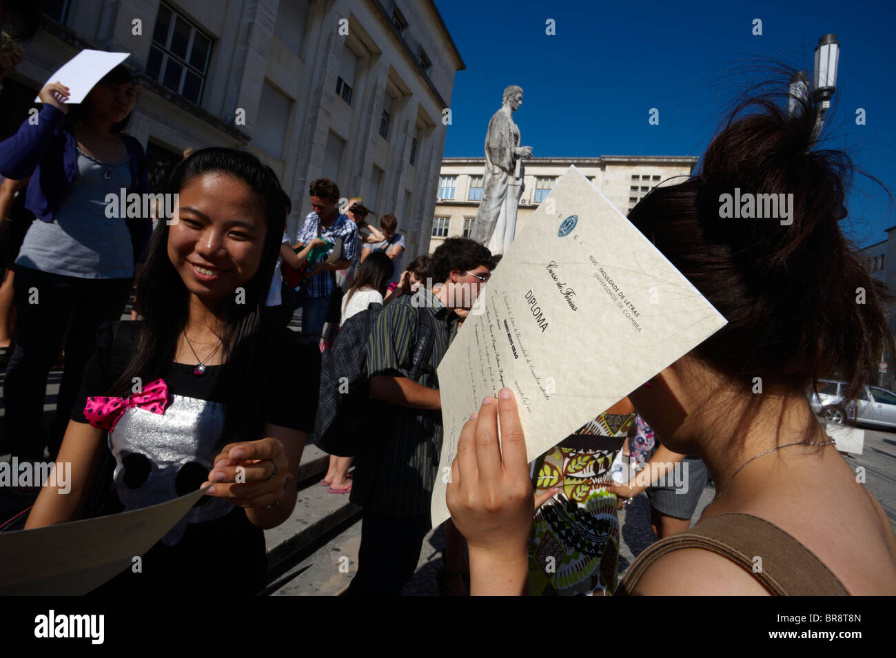 Austauschstudenten an der Universität von Coimbra nach Erhalt Diplome für den Abschluss des Portugiesisch Sprachkurs Stockfoto