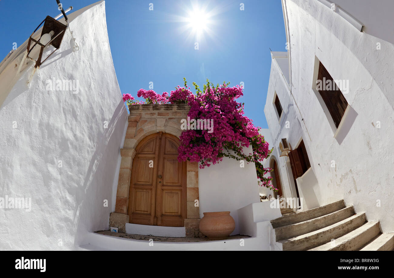 Blumentöpfe außerhalb klassische Villa In Lindos Rhodos griechische Inseln Griechenland Hellas Stockfoto