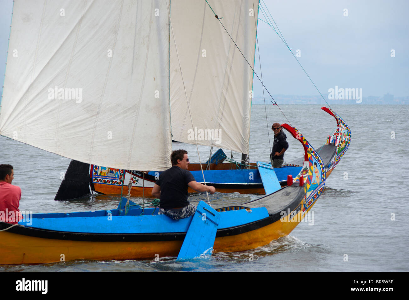 Zwei traditionelle Moliceiro-Boote in der Nähe von Aveiro, Portugal Stockfoto