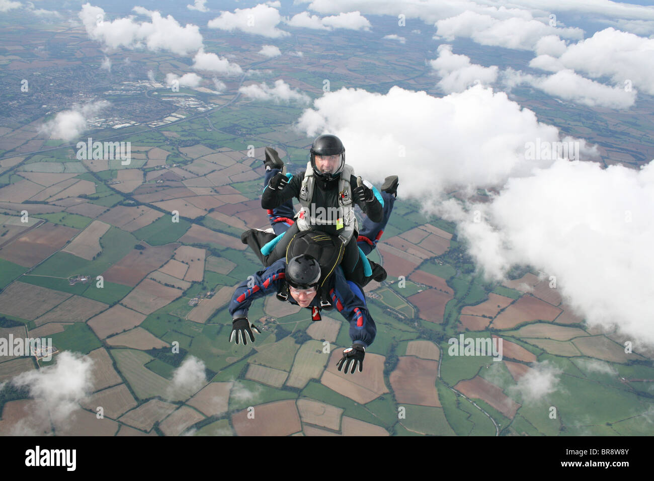 Zwei Fallschirmspringer im freien Fall einen Rodeo zu tun Stockfoto