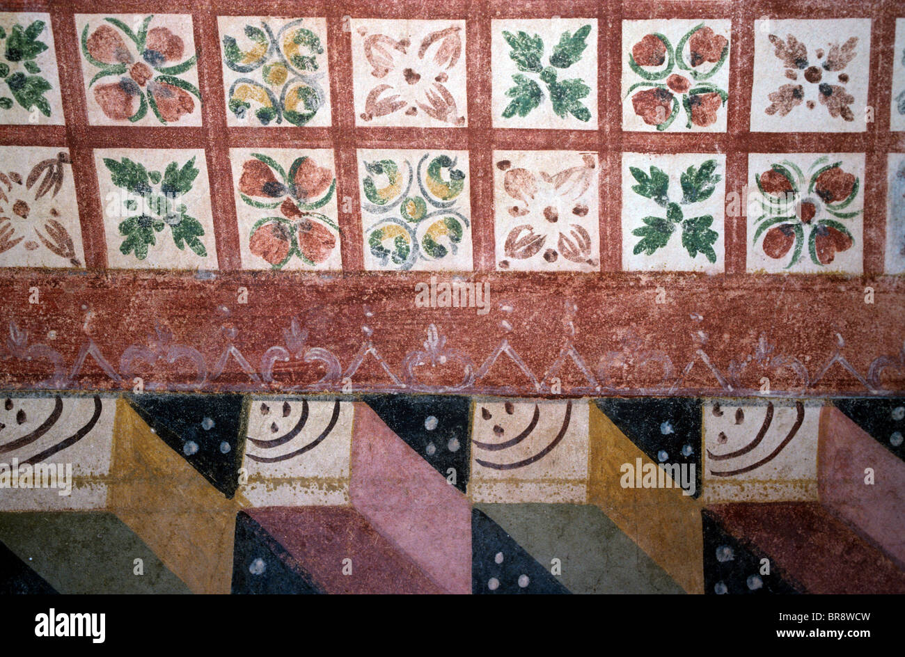 Gemalte geometrische Muster oder Wandgemälde (c 4th) im byzantinischen Pfauengrab, Iznik, Türkei Stockfoto