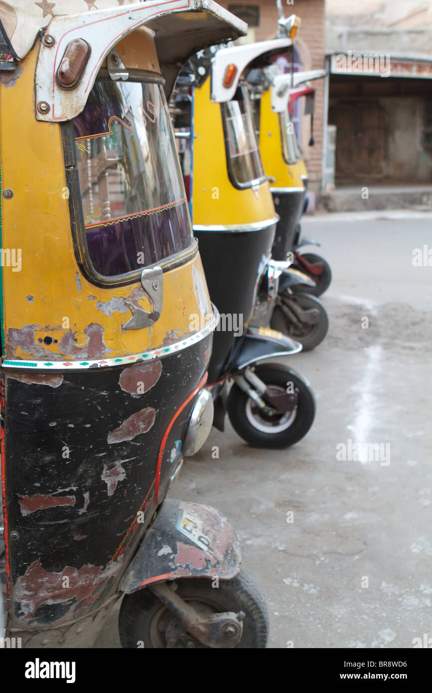 Linie von Tuk-Tuks in jhodpur Stockfoto