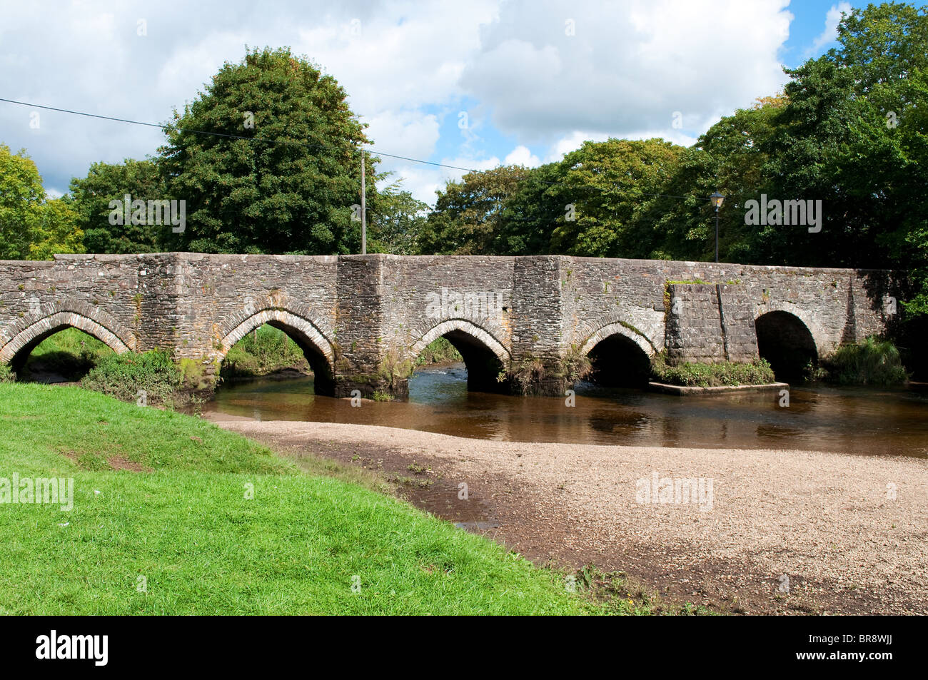 im 14. Jahrhundert Brücke über den Fluss Fowey bei Lostwithiel in Cornwall, Großbritannien Stockfoto