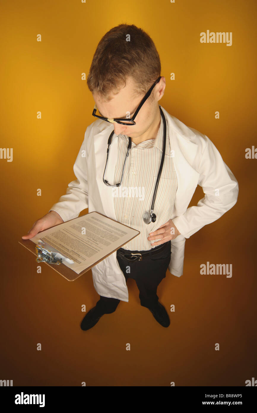 Hohen Winkel eines Arztes Lesen eines Dokuments; Edmonton, Alberta, Kanada Stockfoto