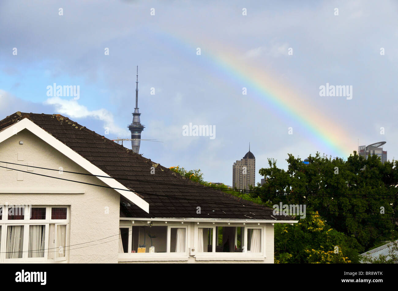 Neuseeland, Nordinsel, Auckland Rainbow Sky Tower im Hintergrund Stockfoto