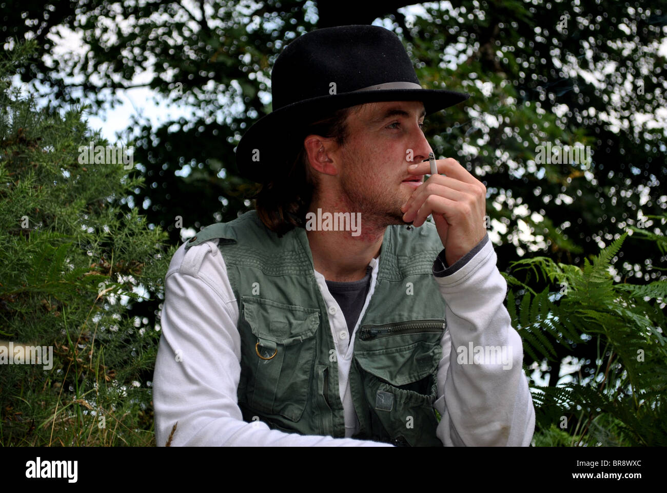entspannter Mann raucht eine Zigarette Stockfoto