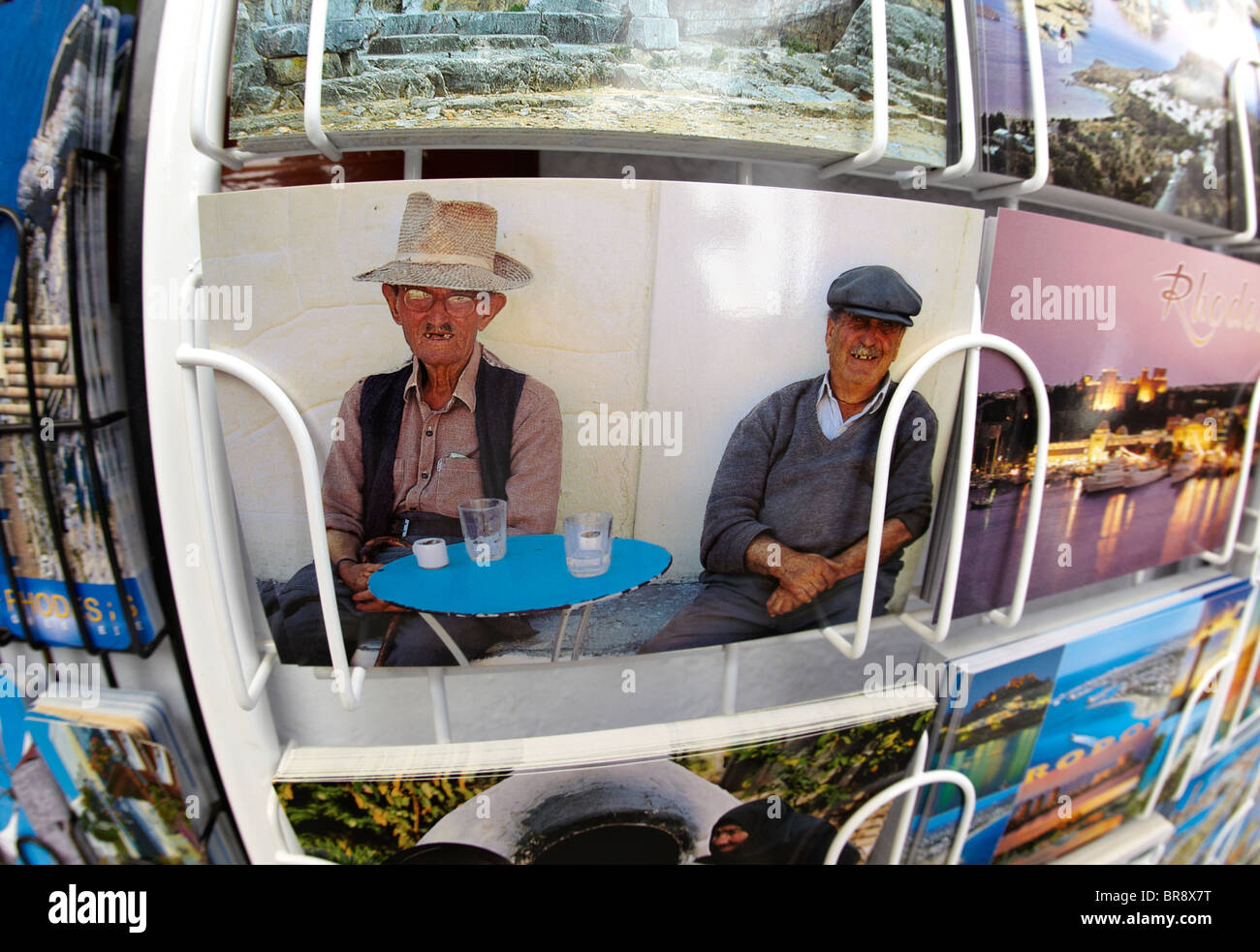 Klassischen griechischen Postkarten zum Verkauf In Lindos Rhodos griechische Inseln Griechenland Hellas Stockfoto