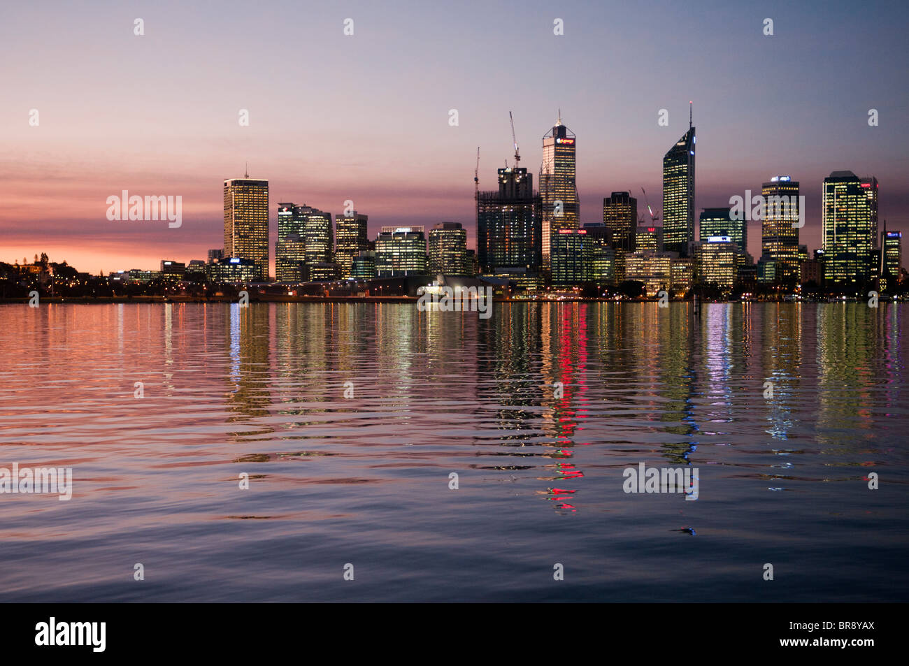 Stadt Perth spiegelt sich in den Swan River bei Sonnenuntergang Stockfoto