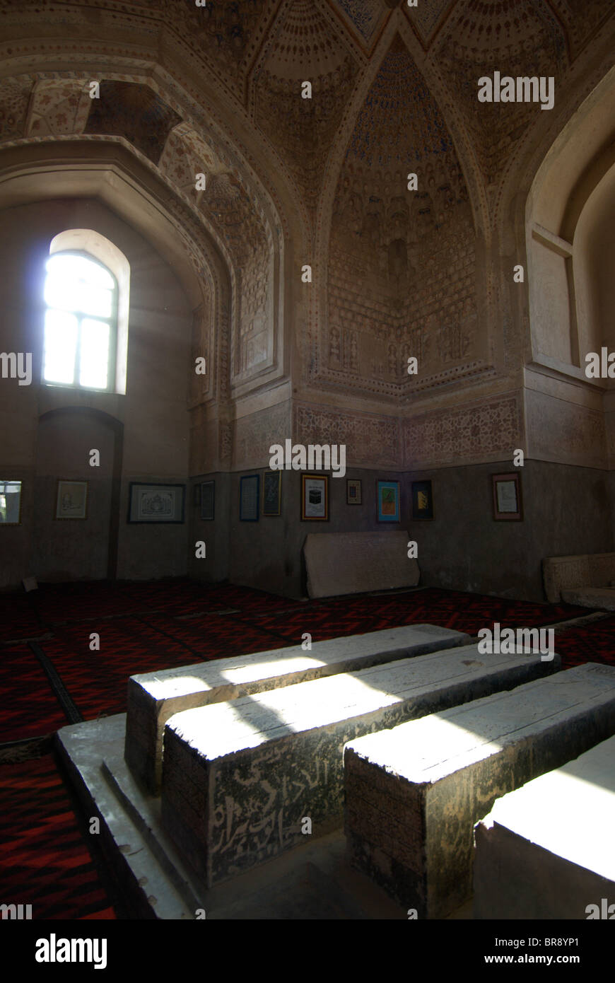 Licht aus einem Fenster trifft auf das Grab des 15. Jahrhunderts Timirud Queen Gawhar Shad und andere Adlige in Gawhar Shad Mausoleum in Stockfoto