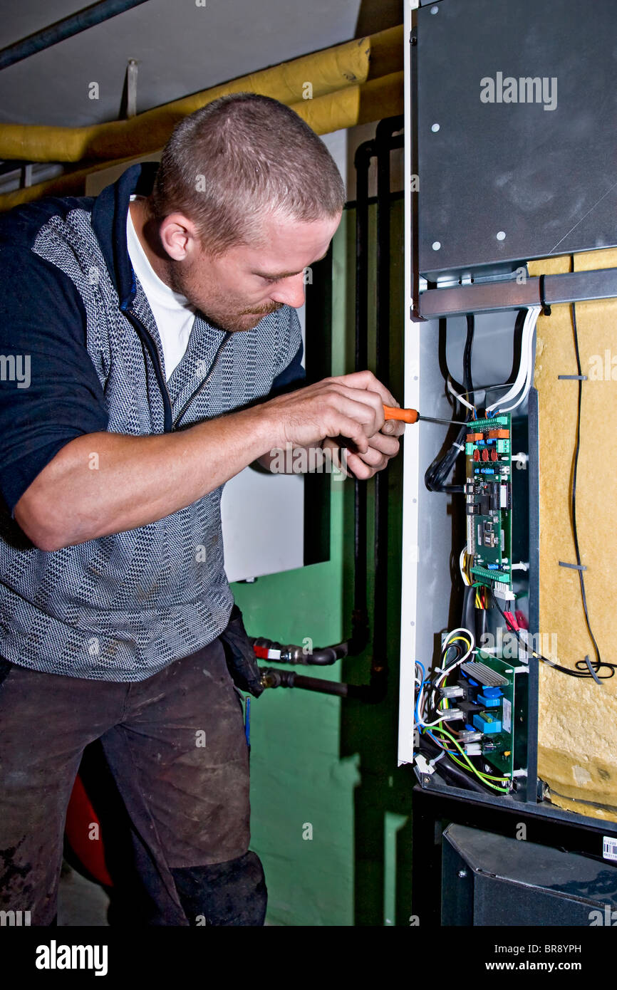 Heizungs- und Sanitär-Techniker testen und Anpassen einer geothermischen Heiz-Kessel Klempner, Techniker, Arbeiter, Heizung, geotherm Stockfoto