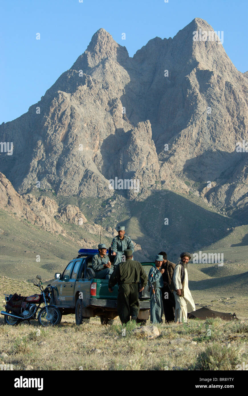 Eine Gruppe von Polizisten Masse auf einen LKW während einer Patrouille der Wüste rund um Dau Shakh Berg im Bezirk Gurian Provi Herat Stockfoto